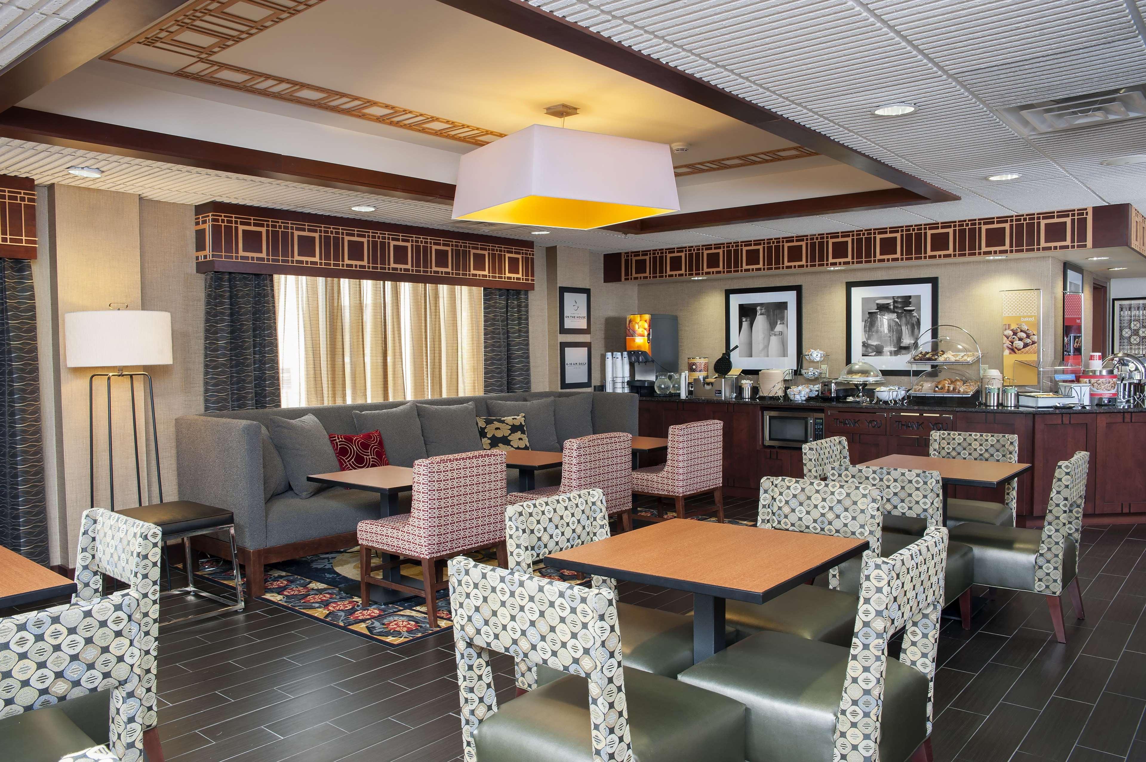 Hampton Inn Сиймор Екстериор снимка