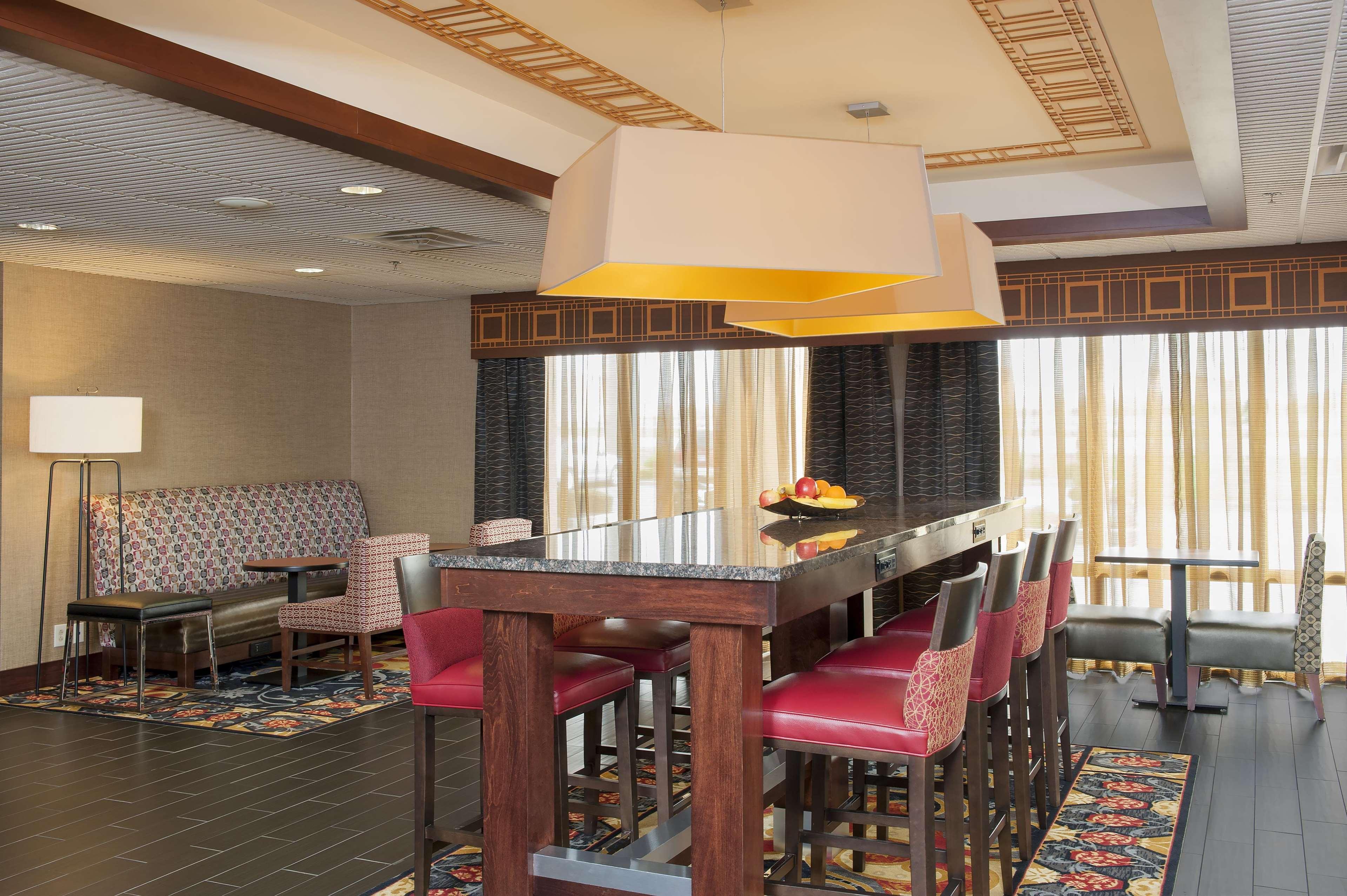 Hampton Inn Сиймор Екстериор снимка