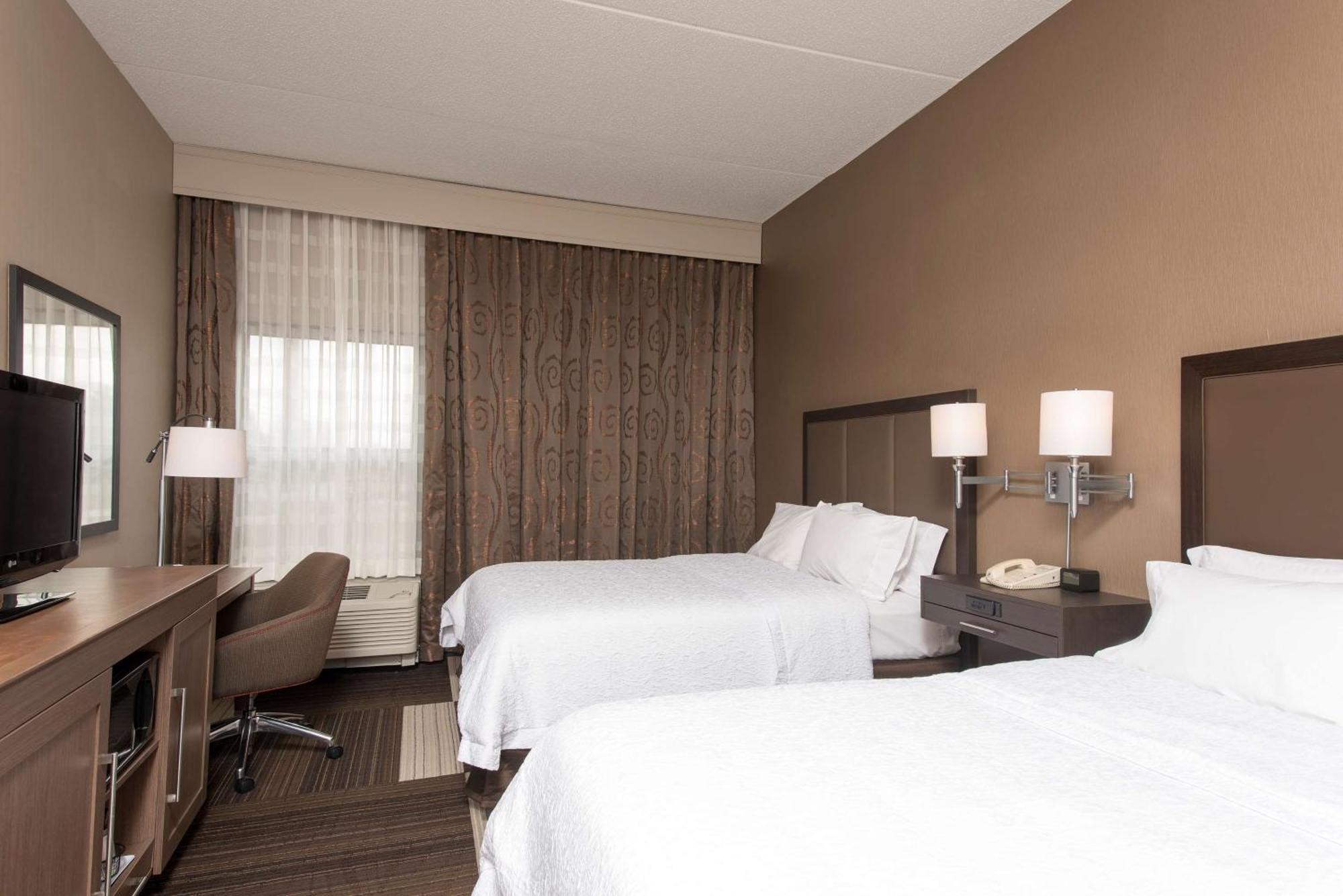 Hampton Inn Сиймор Екстериор снимка